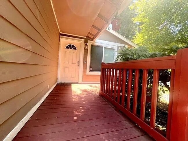 408 Constitution Ave S in Bremerton, WA - Foto de edificio - Building Photo