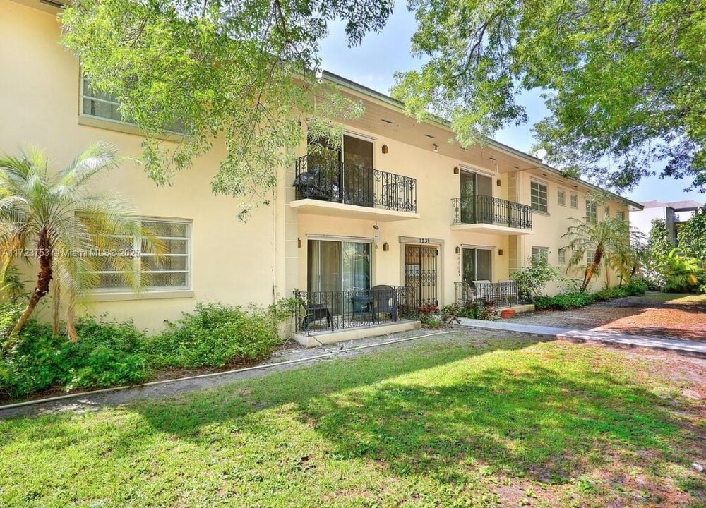 1239 Mariposa Ave in Coral Gables, FL - Building Photo