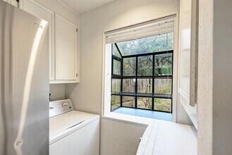 1938 Holly Hill Dr in Austin, TX - Foto de edificio - Building Photo