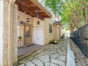 55 Tournament Way in The Hills, TX - Building Photo - Building Photo