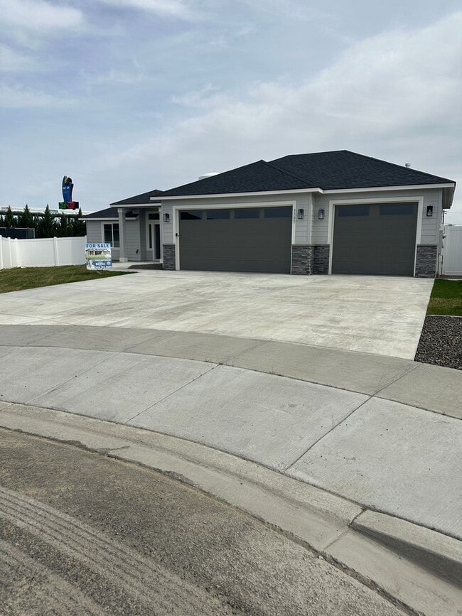 property at 3305 Crabapple Ct