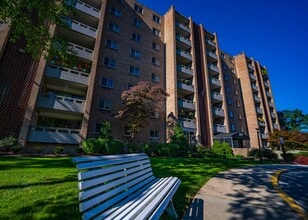 Laurel Village Apartments in Pittsburgh, PA - Foto de edificio - Building Photo