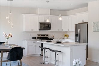 724 106th Pl SW, Unit B in Everett, WA - Building Photo - Building Photo
