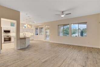 10820 Dover Creek Ave in Las Vegas, NV - Foto de edificio - Building Photo