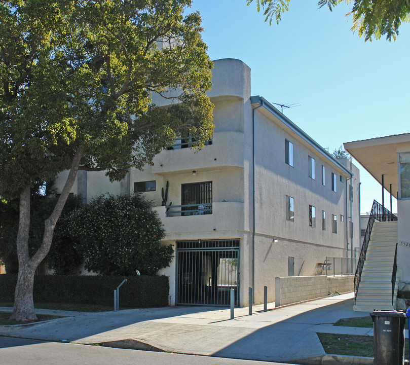 8524 Cashio St in Los Angeles, CA - Foto de edificio