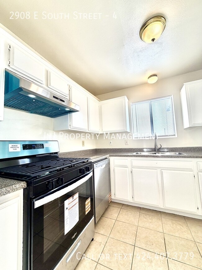 2908 E South St in Long Beach, CA - Building Photo - Building Photo