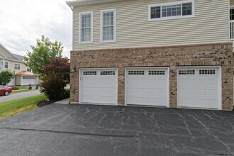 108 Valley Pointe Dr in Niskayuna, NY - Building Photo - Building Photo