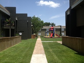 Ravenwood Apartments in Houston, TX - Building Photo - Building Photo