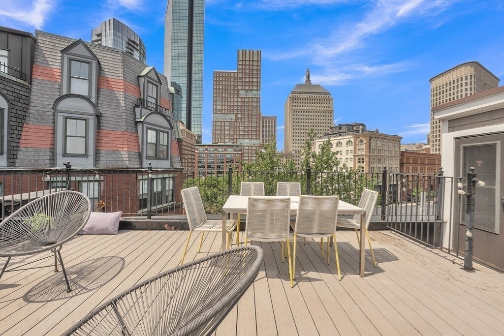 17 Cazenove St in Boston, MA - Building Photo