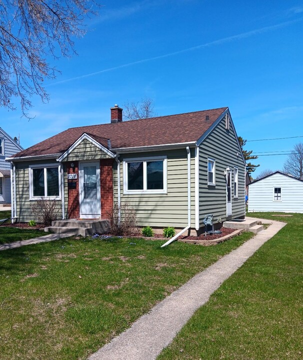 1718 Minnesota Ave in South Milwaukee, WI - Foto de edificio