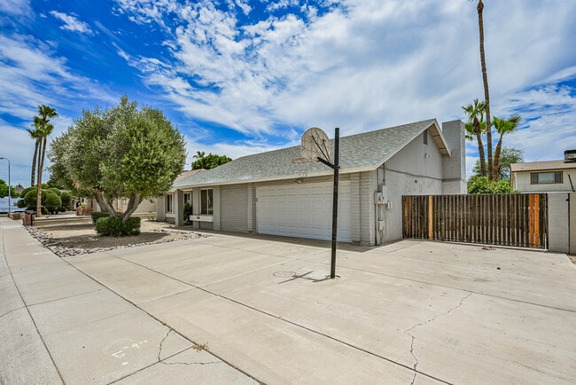 6125 W Sierra St in Glendale, AZ - Building Photo - Building Photo