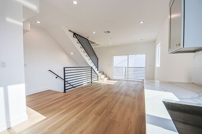 11443 Hatteras St-Unit -11443 in Los Angeles, CA - Foto de edificio - Building Photo