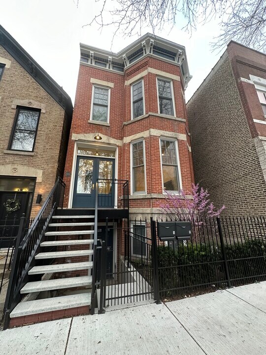 2018 N Oakley Ave in Chicago, IL - Foto de edificio