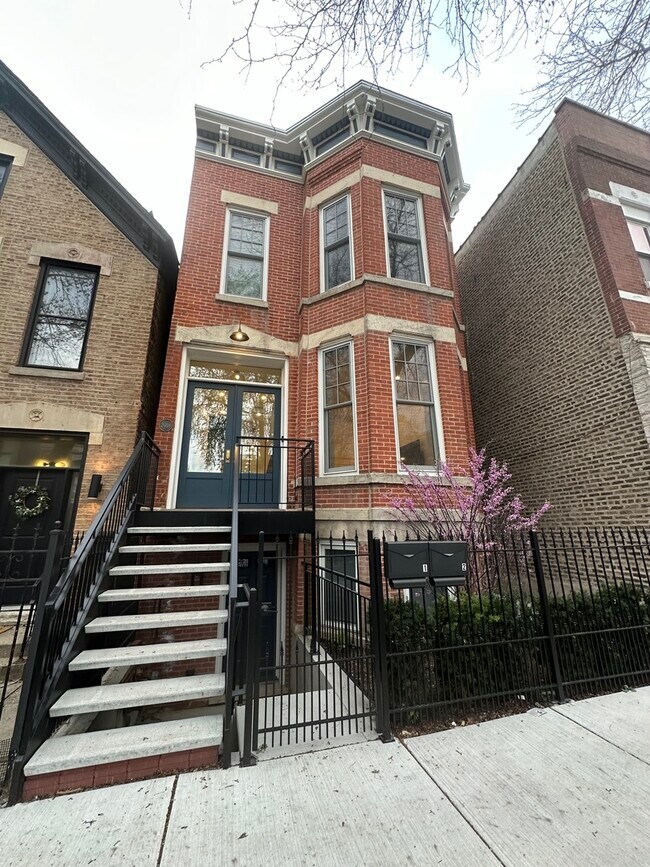 property at 2018 N Oakley Ave