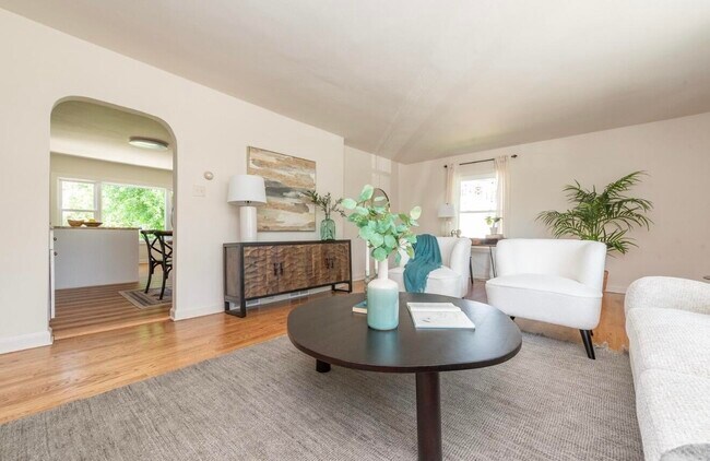 402 E Calumet Rd in Fox Point, WI - Building Photo - Building Photo