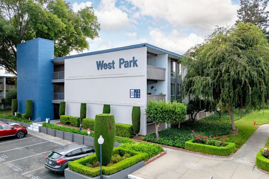 West Park Apartments in San Jose, CA - Foto de edificio