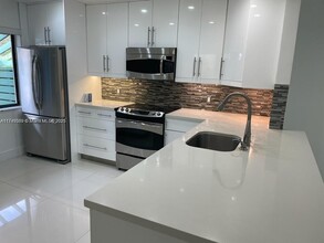 454 Lakeview Dr in Weston, FL - Building Photo - Building Photo