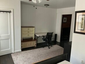 1022 Pine St, Unit #201 in Philadelphia, PA - Foto de edificio - Building Photo