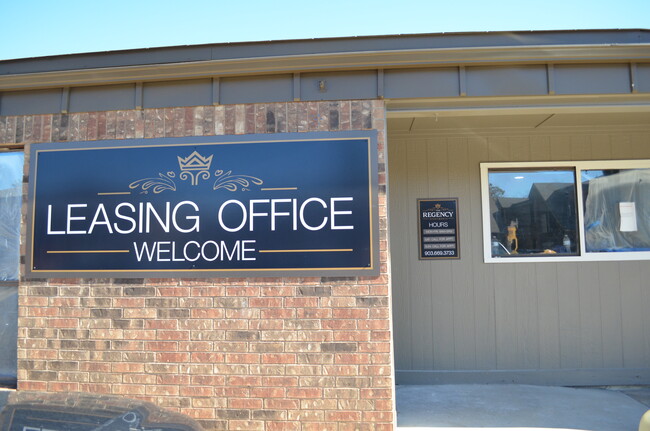 Regency Apartments in Paris, TX - Foto de edificio - Building Photo