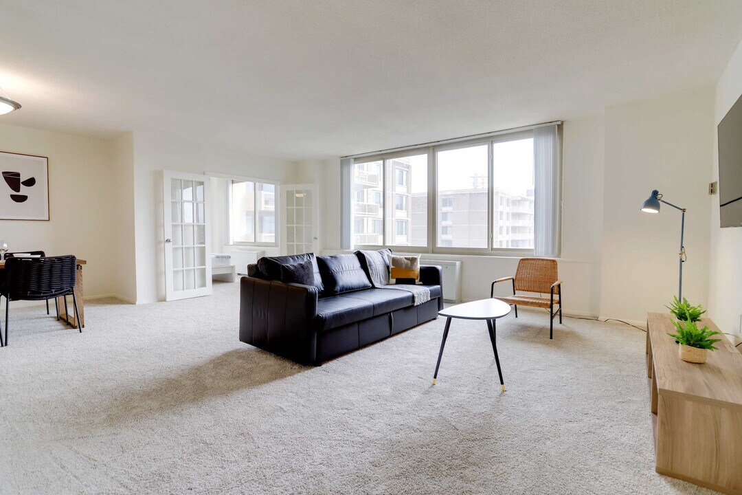 1600 S Eads St in Arlington, VA - Building Photo