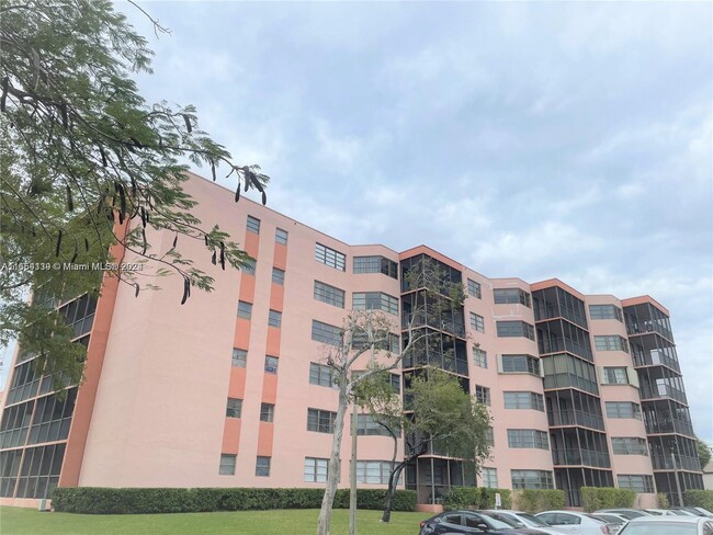 20850 San Simeon Way in Miami, FL - Building Photo - Building Photo