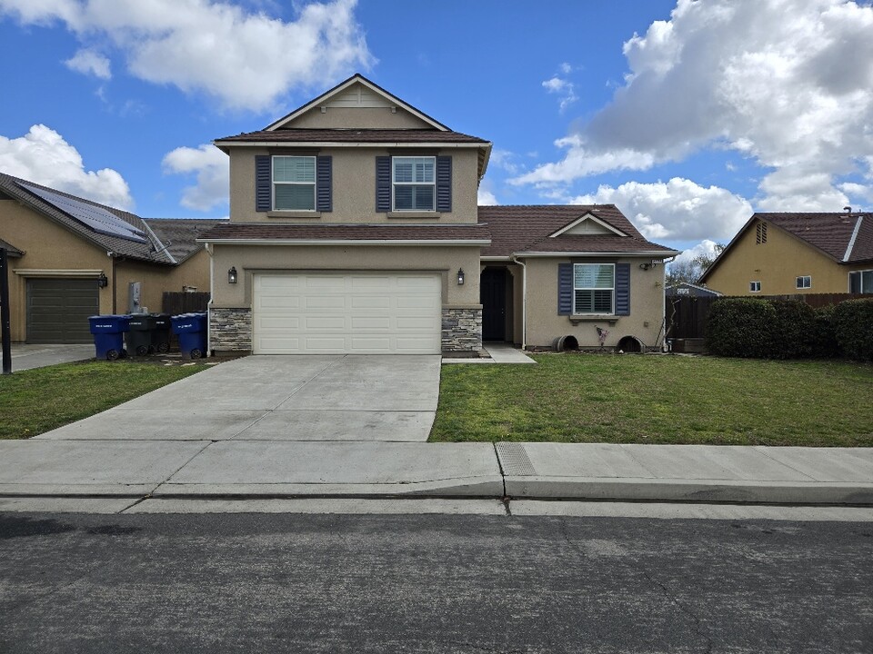 2373 Ranier Way in Hanford, CA - Building Photo