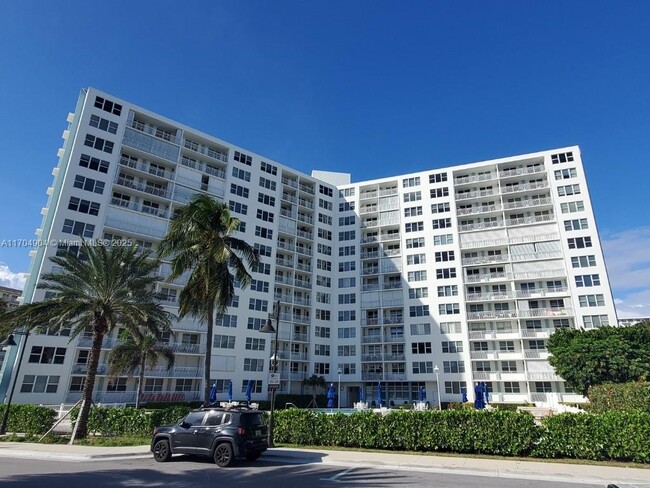 201 N Ocean Blvd in Pompano Beach, FL - Building Photo - Building Photo