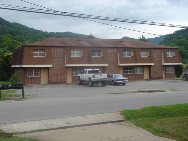 Airport Rd in Chapmanville, WV - Building Photo