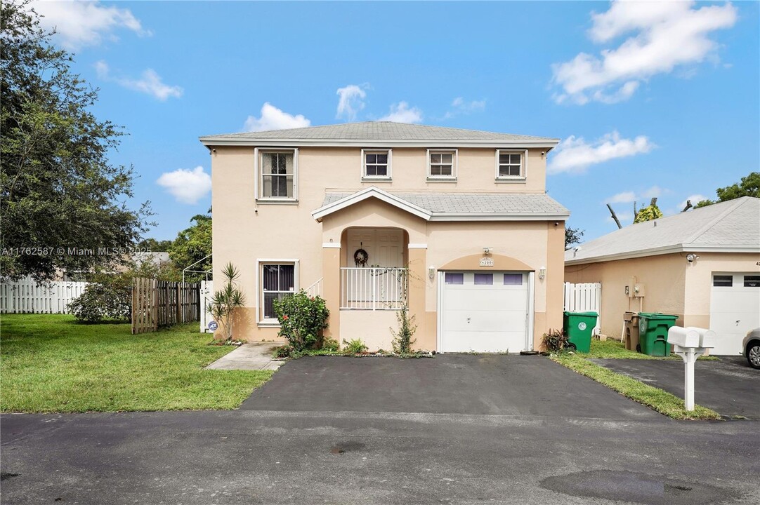 4200 SW 72nd Way in Davie, FL - Building Photo