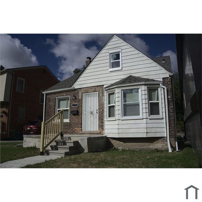 property at 10653 Lakepointe St