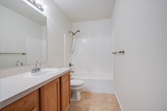 908 SW 175th Terrace in Beaverton, OR - Building Photo - Building Photo