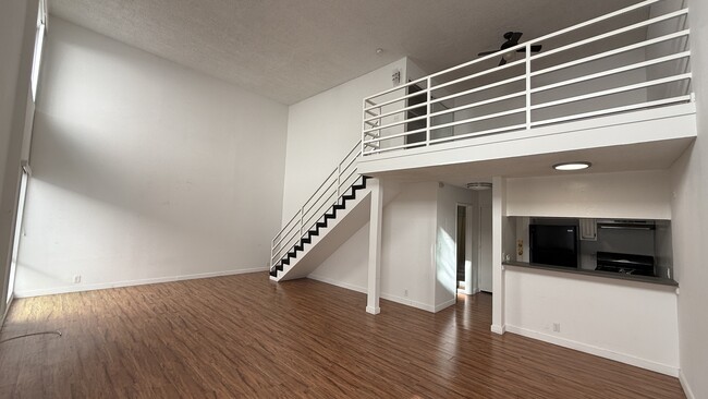 7044 Hawthorn Ave, Unit 303 in Los Angeles, CA - Building Photo - Building Photo