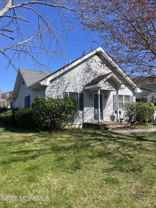 465 Adrian Ave in Oceanport, NJ - Building Photo