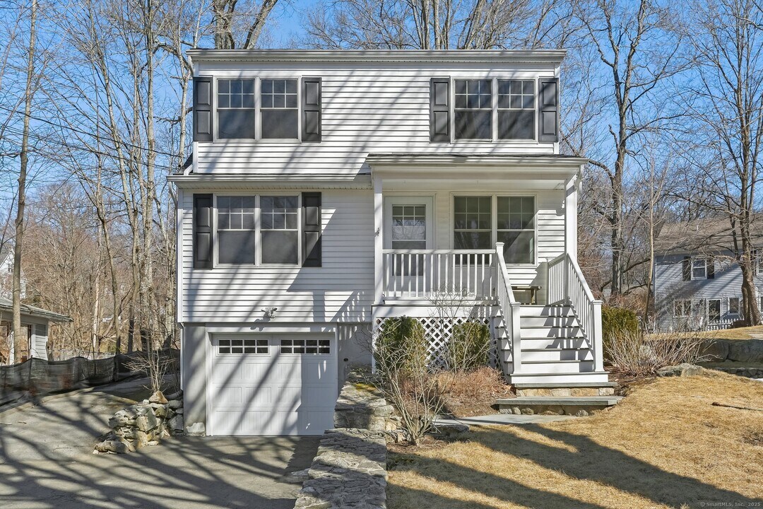 139 River St in New Canaan, CT - Building Photo