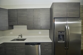 2230 N Sawyer Ave, Unit A06W in Chicago, IL - Foto de edificio - Building Photo