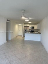 8005 Lake Dr in Doral, FL - Building Photo - Building Photo