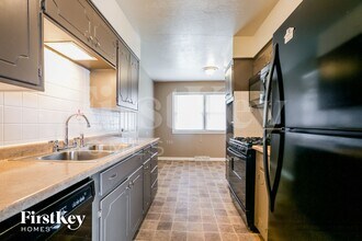 804 NW Hearnes Ave in Blue Springs, MO - Foto de edificio - Building Photo