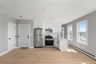 735 Broadway, 3F in Pawtucket, RI - Foto de edificio - Building Photo