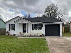 326 E 1st St in Deer Park, TX - Building Photo