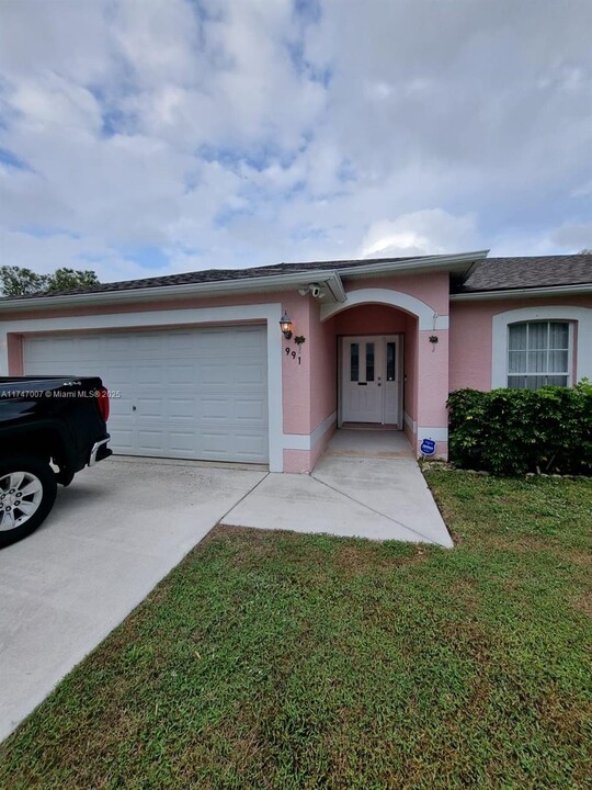 991 SW Castaneda Ln in Port St. Lucie, FL - Building Photo