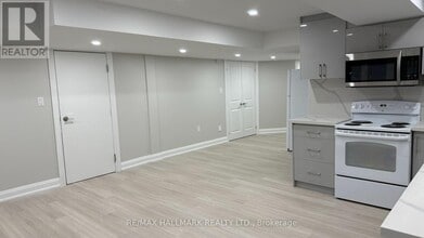 7 Avanti Cres in Hamilton, ON - Building Photo - Building Photo