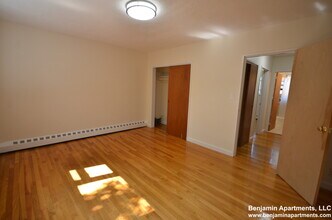 74 Parkman St, Unit 1A in Brookline, MA - Foto de edificio - Building Photo
