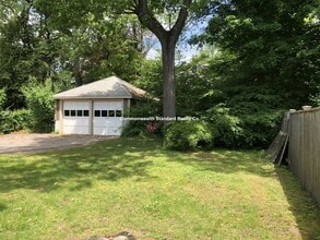 15 Hillside Rd, Unit 2 in Newton, MA - Building Photo - Building Photo