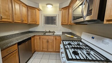 667 Indian Church Rd, Unit APT 3 in Buffalo, NY - Foto de edificio - Building Photo