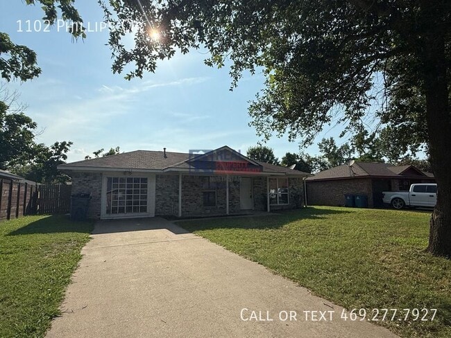 property at 1102 Phillips Cir