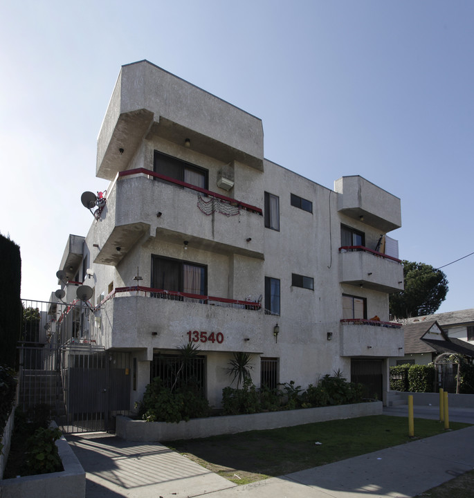 13540 Victory Blvd in Van Nuys, CA - Building Photo