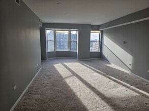 77 S Evergreen Ave in Arlington Heights, IL - Building Photo - Building Photo