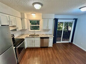 122 Hillside Dr in Elgin, TX - Building Photo - Building Photo