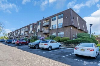 812 Green Hollow Dr in Woodbridge Township, NJ - Building Photo - Building Photo