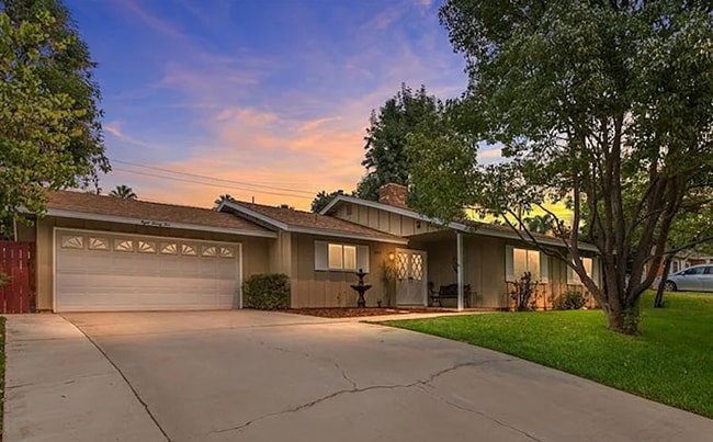 property at 825 Banyan Dr